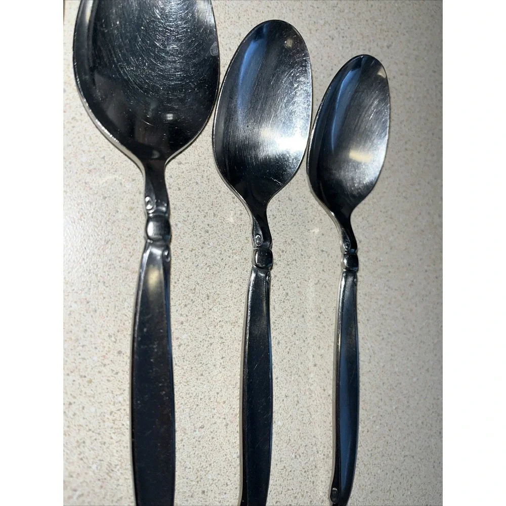 9 Piece Set ONEIDACRAFT PREMIER STAINLESS SHORELINE 3 Forks, 1 Knife & 5 Spoons.